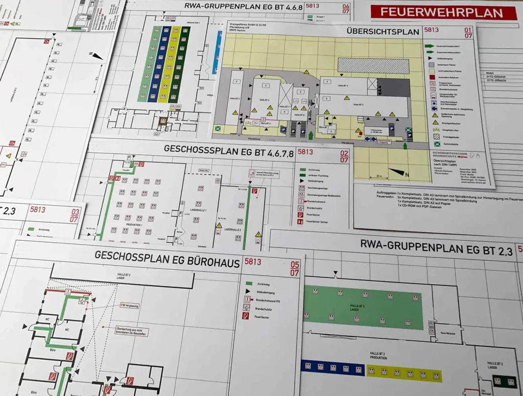 Ausgedruckte Feuerwehrpläne mit RWA-Gruppenplan, Übersichtsplan und Geschossplan