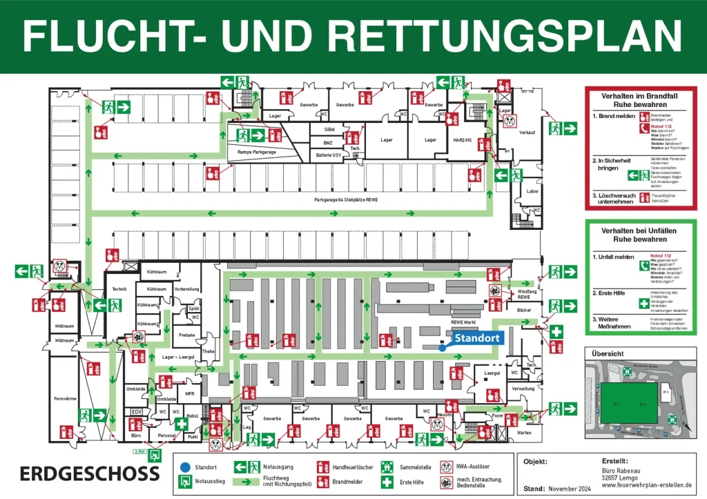 Flucht- und Rettungsplan eines Erdgeschosses mit Fluchtwegen, Standort und Verhaltensregeln